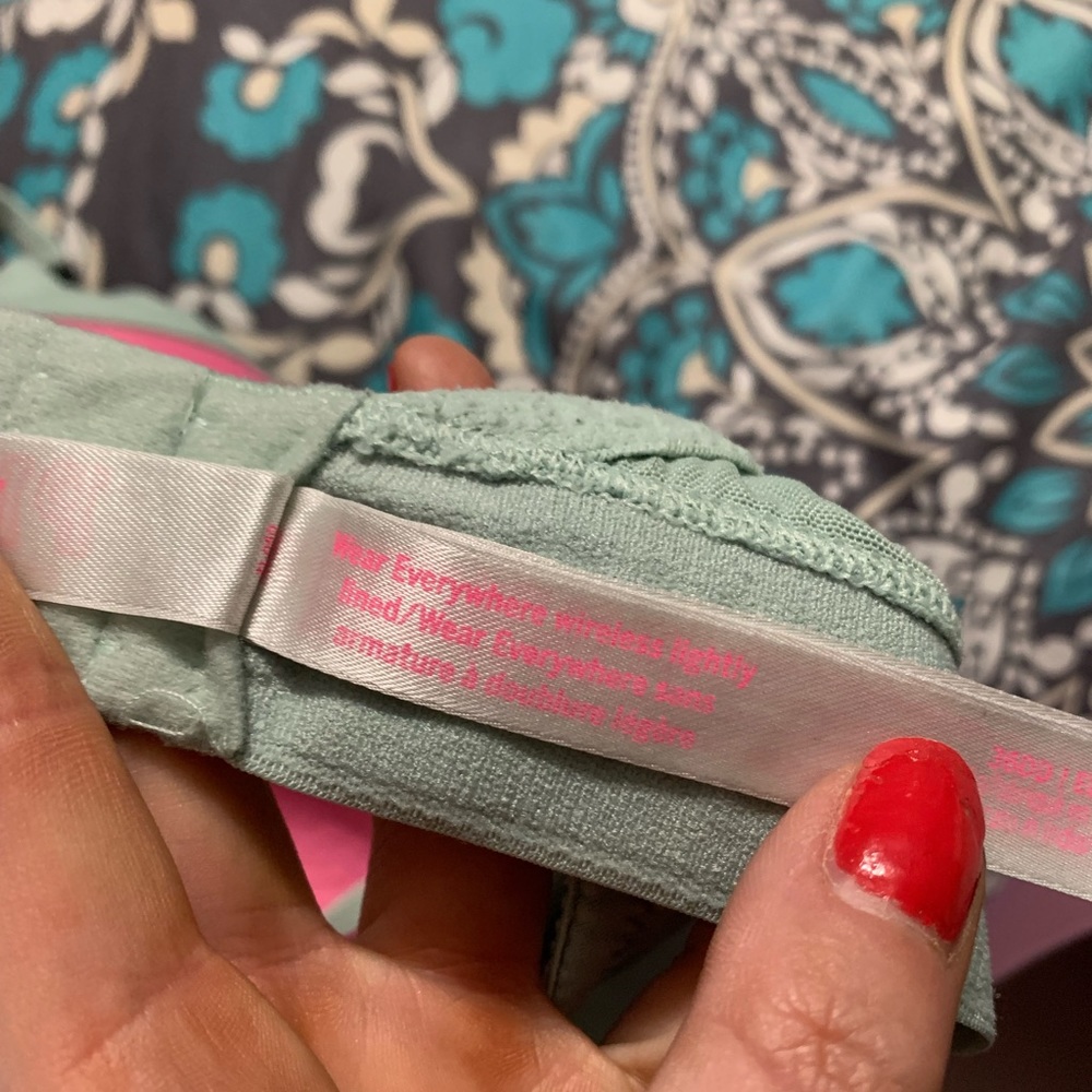 Victoria Secret Wireless lighty lined bra - Picture 2 of 4